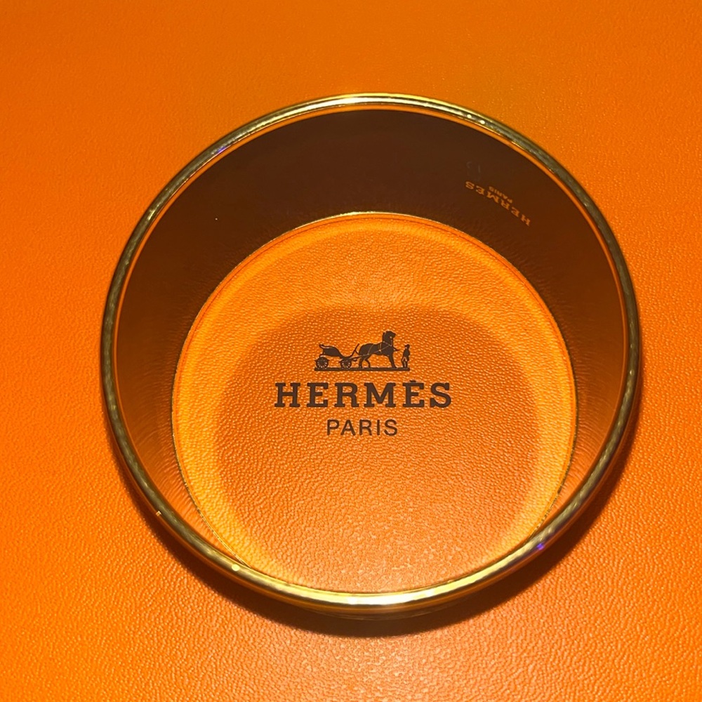 Authentic enamel Hermès bracelet in excellent condition beautiful detail.